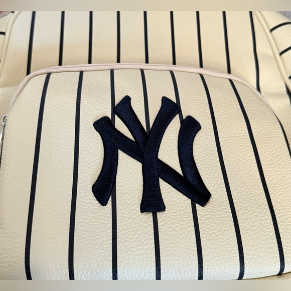 MLB New York Yankees Stripe Backpack - Officially Licensed *NEW in Package* - Picture 5 of 8